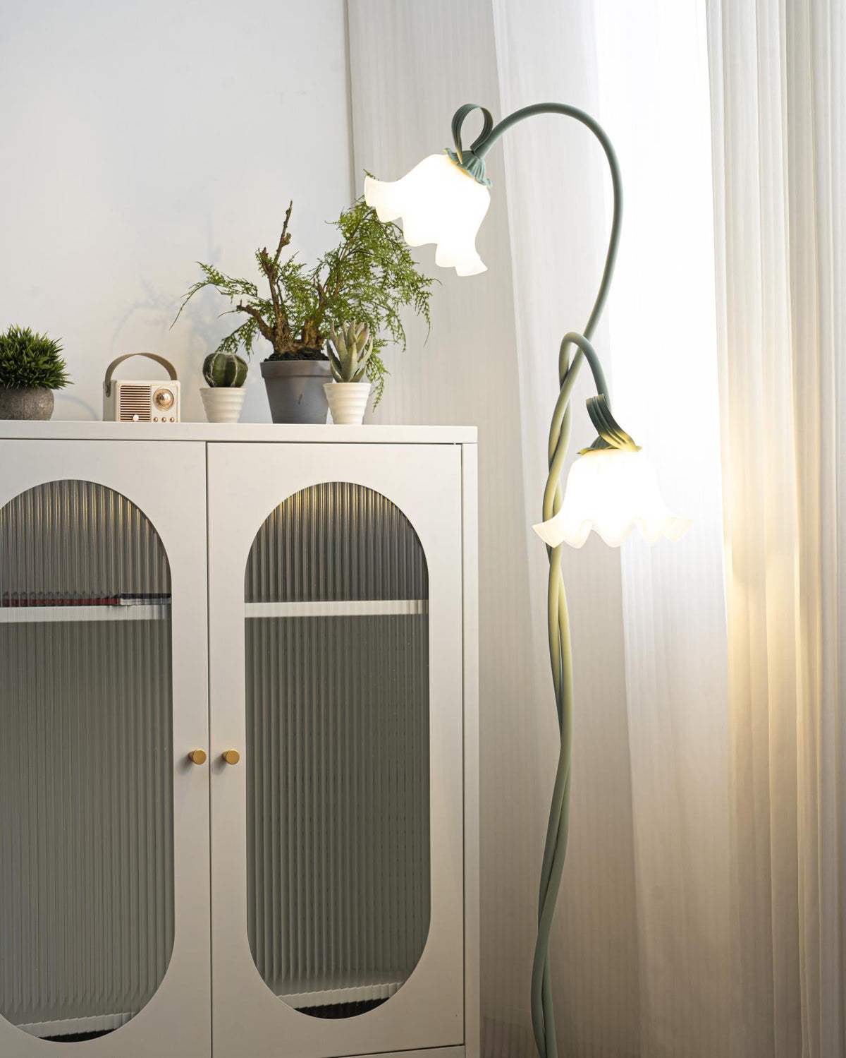Calla Lily Floral Floor Lamp with Acrylic Petal Shades | Foot-Switch Light