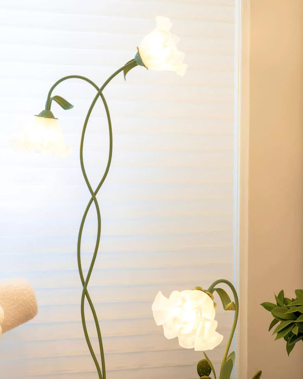 Calla Lily Floral Floor Lamp with Acrylic Petal Shades | Foot-Switch Light